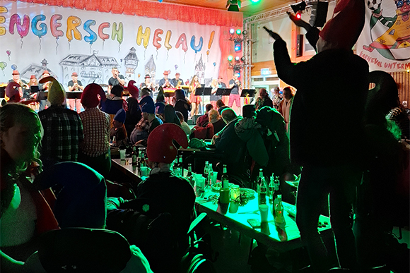 Partystimmung beim großen Maskenball im Heinrich-Haus