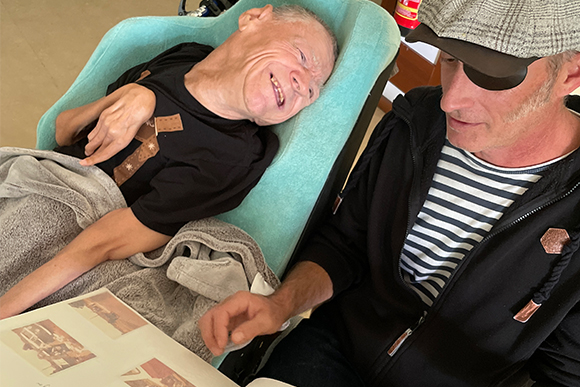 Zwei Männer schauen gemeinsam in ein Fotoalbum