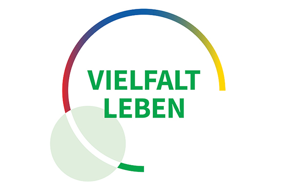 bunter kreisförmiger Rahmen, darin in Großbuchstaben 